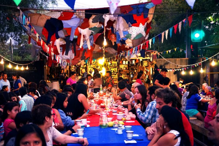 le-collectif-chilien-teatro-container-installe-avec-sa-cocina-publica-sur-la-place-jean-vilar-a-vitry