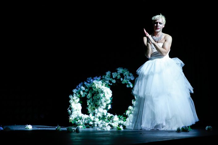 marcial-di-fonzo-bo-monte-eva-peron-lhomosexuel-ou-la-difficulte-de-sexprimer-d-e-copi-avec-les-acteurs-du-teatro-nacional-argentino-de-buenos-aires