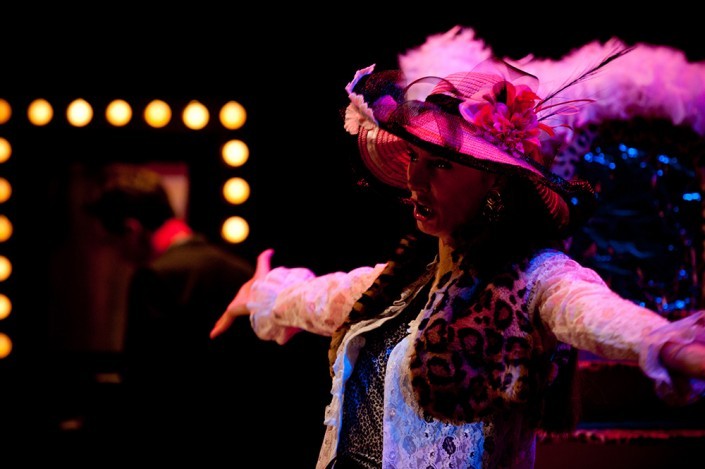 Argent-dettes-et-music-hall-Copyright-Ingrid-Jouault